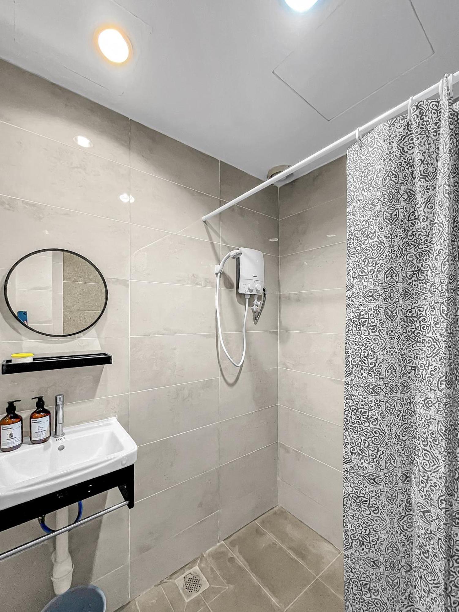 1 Bedroom Apartment, Melaka Cbd Town Center- Hosted By Private Locals Resident, Balcony With City Skyline View Or Seaview, Opposite Malls, Tv Box, 5 Minutes To Jonker Street, Malacca Esterno foto
